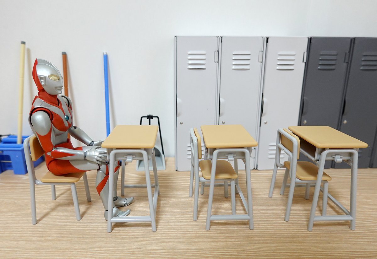 セリアさん、すごい…  学校の机とイスまで売ってるとは… シルバニア小学校の授業参観ができる