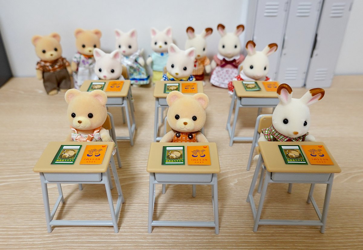 セリアさん、すごい…  学校の机とイスまで売ってるとは… シルバニア小学校の授業参観ができる