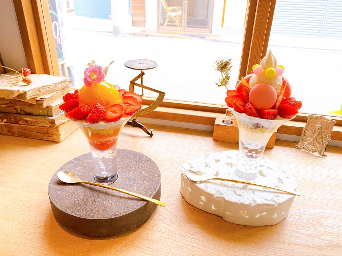 友達と、元中野屋のパティシエさんがオープンした上野毛のL'atelier à ma façonにも行ってきたのですよ… 幸福でした  頂いたのは焼きメレンゲで作ったアイスと博多あまおうのパフェと自家製クリームソーダ   まさに芸術品でした 