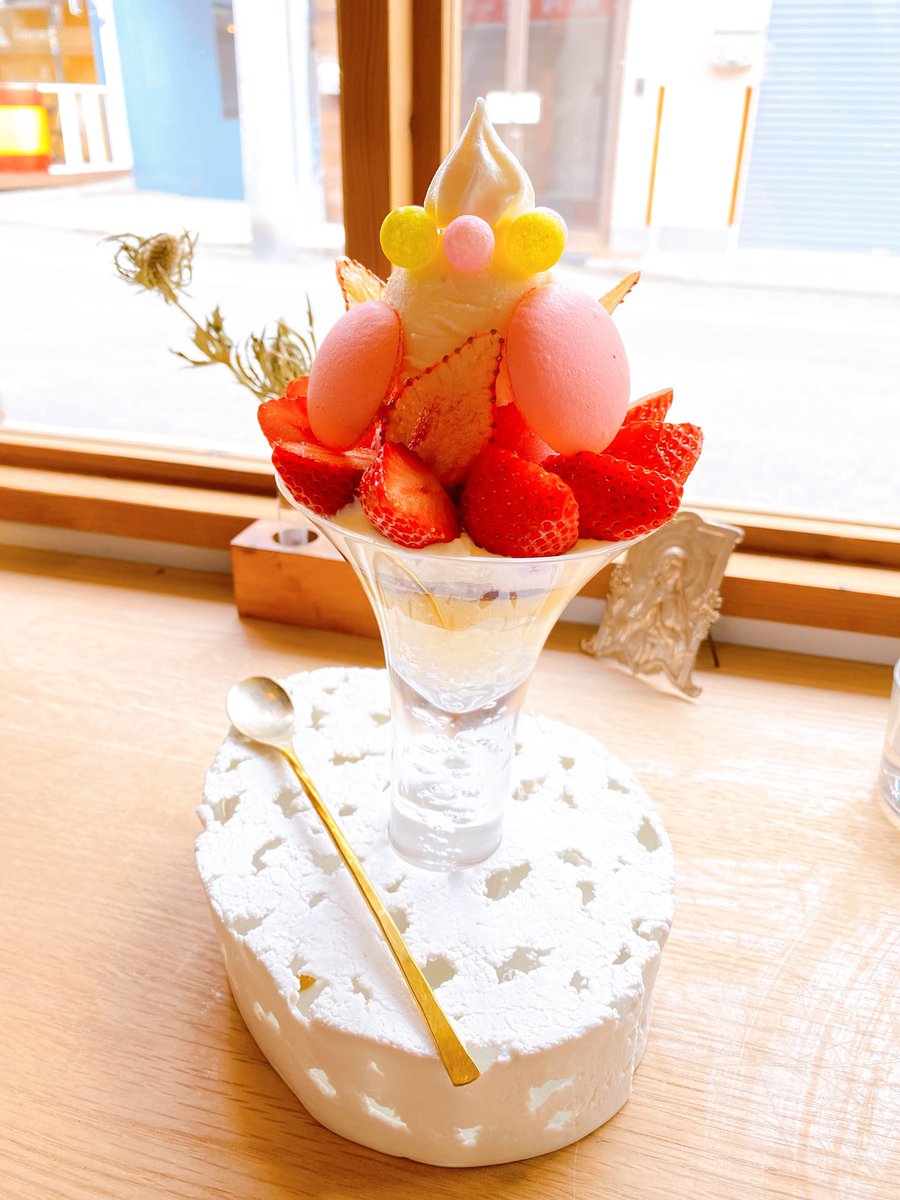 友達と、元中野屋のパティシエさんがオープンした上野毛のL'atelier à ma façonにも行ってきたのですよ… 幸福でした  頂いたのは焼きメレンゲで作ったアイスと博多あまおうのパフェと自家製クリームソーダ   まさに芸術品でした 
