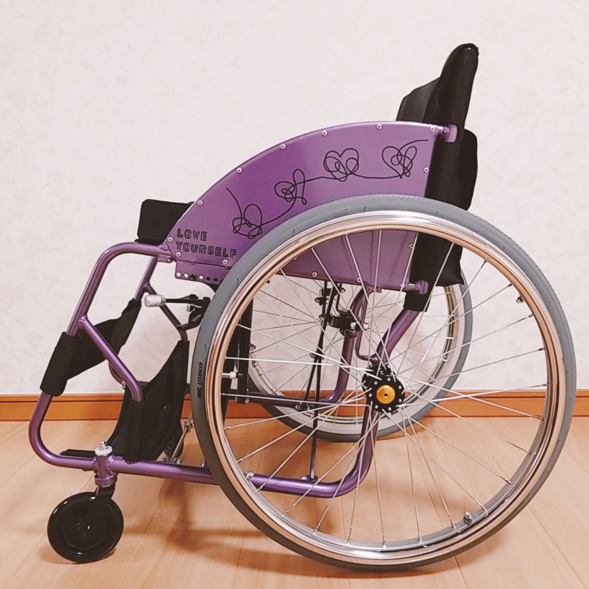 お友達の素敵なセンスとスゴ技によって、私の車椅子がLOVE YOURSELF仕様になりました💜 感謝感激で…もぉ泣きそう😭✨ 世界中に自慢したいくらいです🌈
