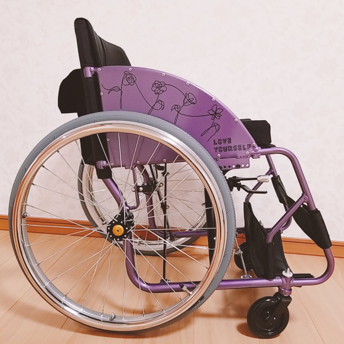 お友達の素敵なセンスとスゴ技によって、私の車椅子がLOVE YOURSELF仕様になりました💜 感謝感激で…もぉ泣きそう😭✨ 世界中に自慢したいくらいです🌈