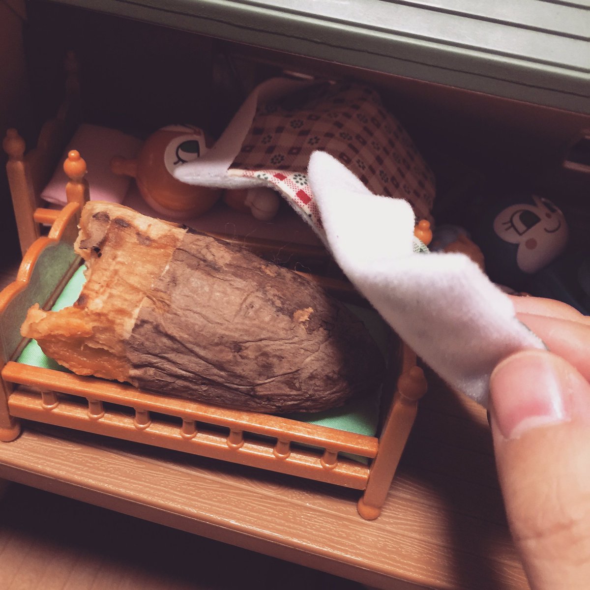 シルバニア片付けようとしたら、芋が寝てた。 #育児衝撃画像 