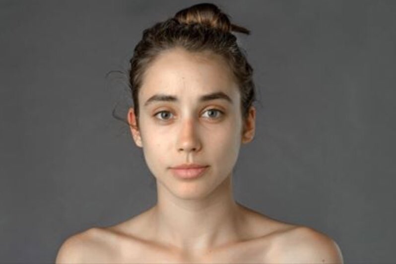  あるジャーナリストの女性が17国のフリーランサーに自分の写真を送り、加工で美しく変身させてと依頼