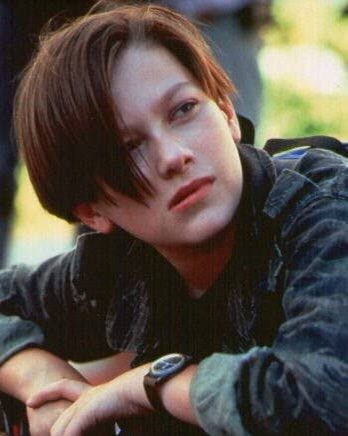 90年代生まれの女の子(たぶん男子も)の何人かは幼少期にタイタニックのディカプリオとターミネーター2のファーロングにイケメンの概念を支配された事があるものと思う