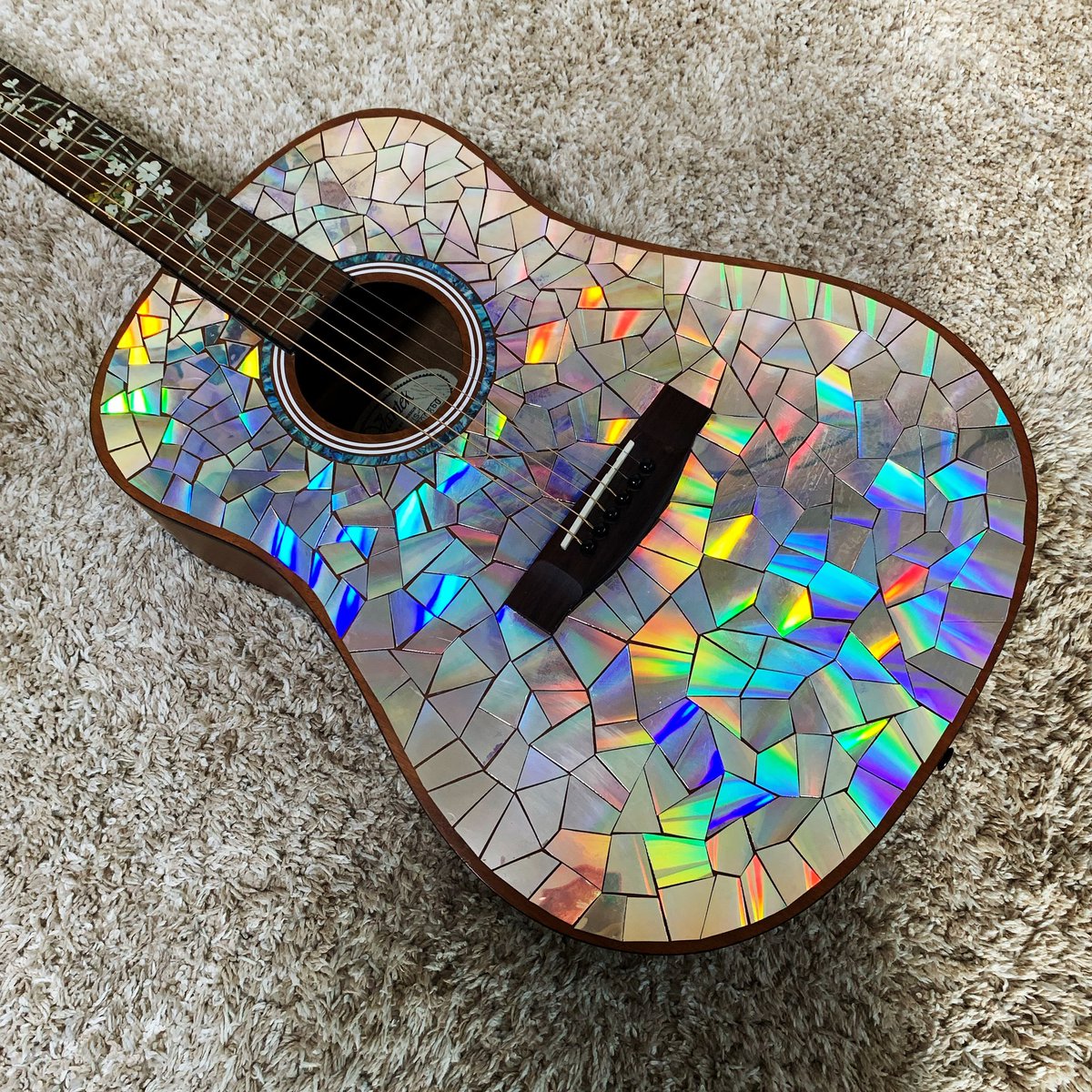 古いDVDをハサミで切ってギターに貼ったら、存在感半端ないギターになった件