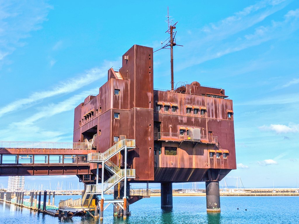 大阪に海上要塞のような建物が見れるスポットがあるなんて