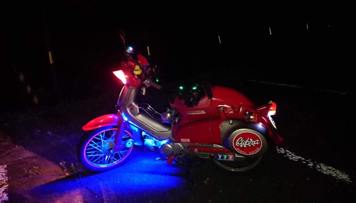 宛もなく奈良県を走っていた 途中一人の故人を思い出す 数年前、リトルカブで平均月3000km位ブン回していた時に奈良県十津川村を南下して和歌山に入り熊野本宮との間でパンクした 宛もなく押す 2、3キロ位本宮目指して押す 途中、通りかかった産廃トラックが停止 『兄ちゃんガス欠か