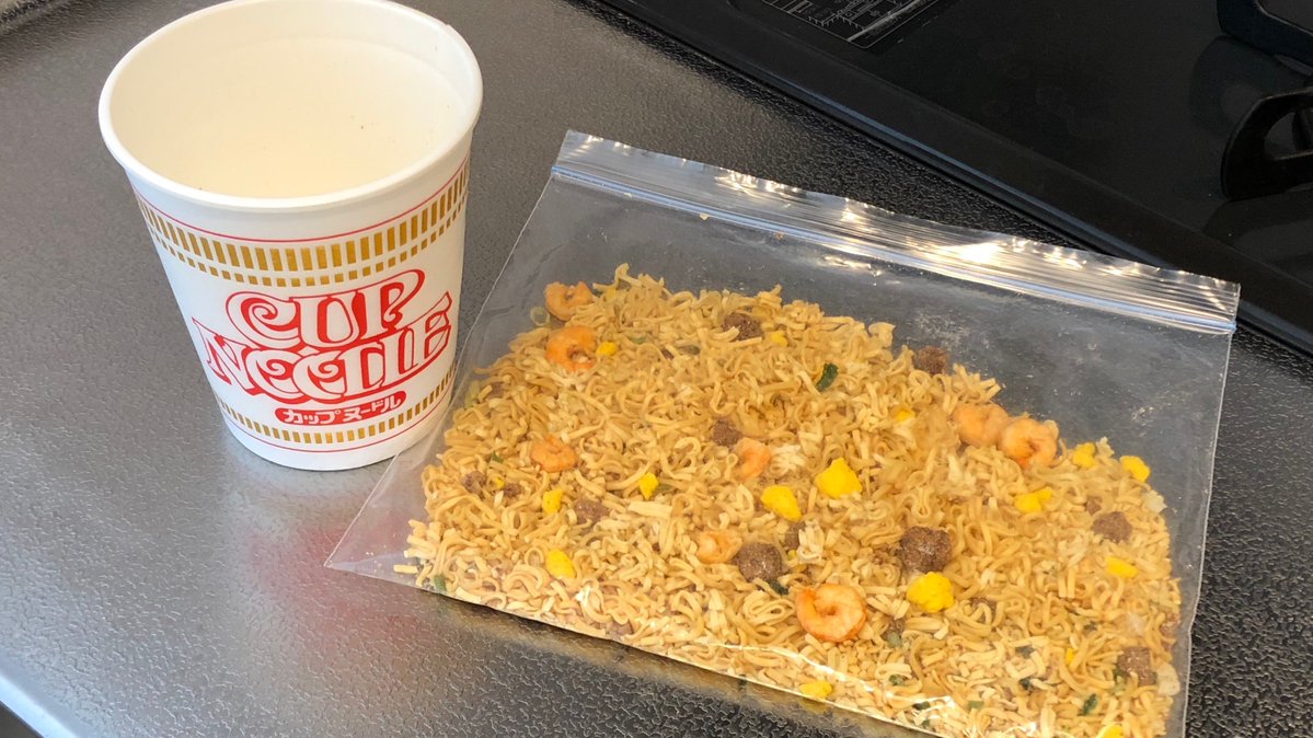 お好み焼粉がなくても、強引にカップヌードルでお好み焼が作れることがわかりましたのでご報告します