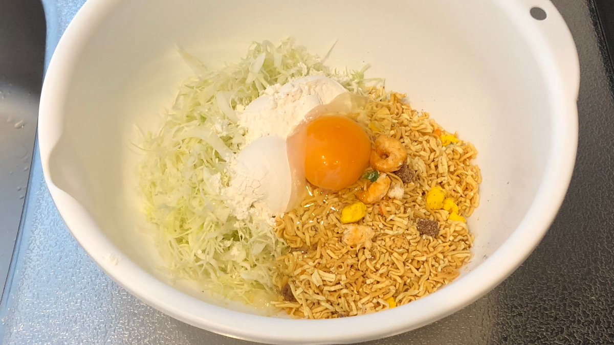お好み焼粉がなくても、強引にカップヌードルでお好み焼が作れることがわかりましたのでご報告します