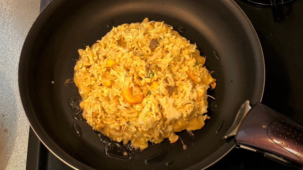 お好み焼粉がなくても、強引にカップヌードルでお好み焼が作れることがわかりましたのでご報告します