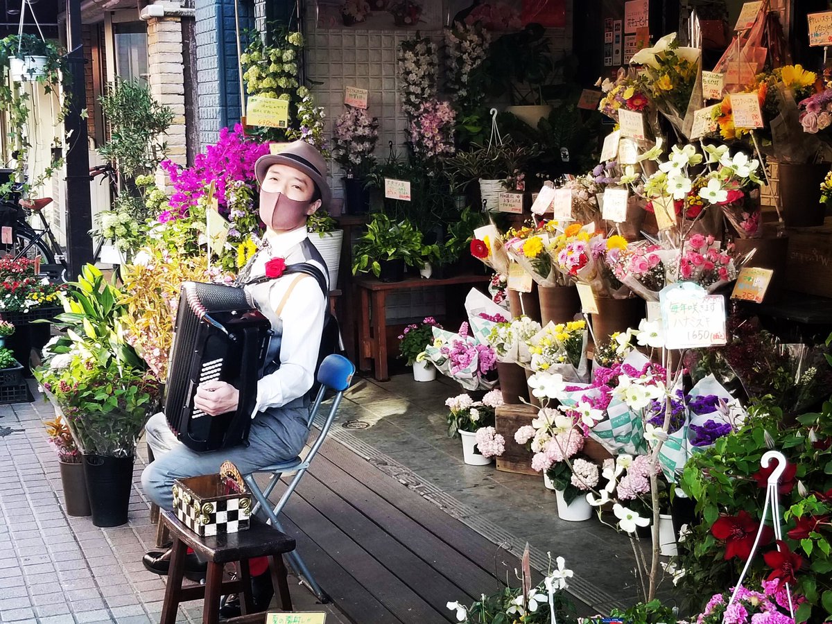 コロナ禍で無くなったレストランの演奏仕事が戻ってくる見込みが無く、お店先でアコーディオンの演奏をさせていただけるお花屋さんをいつも探しています