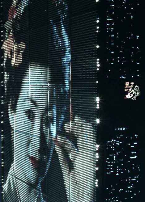 韓国シーンで出てくるこのオバチャン、アレクシス・リーという方でブレードランナーの広告に出てくる芸者役と聞いて当時びっくりした