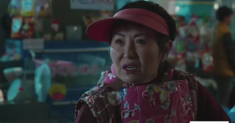 韓国シーンで出てくるこのオバチャン、アレクシス・リーという方でブレードランナーの広告に出てくる芸者役と聞いて当時びっくりした