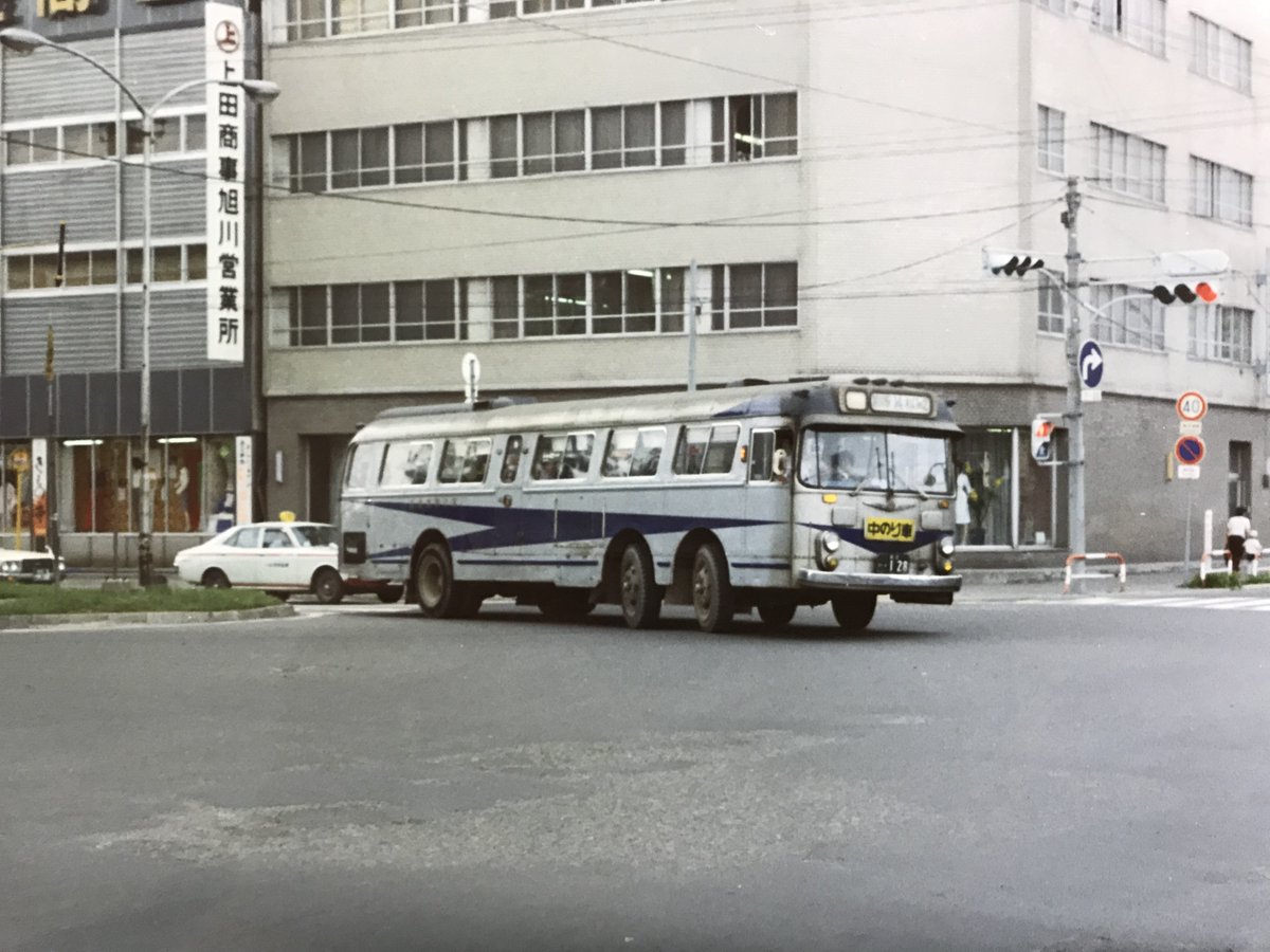 3軸バスのツイートが大反響でしたので、もう少々画像を公開します