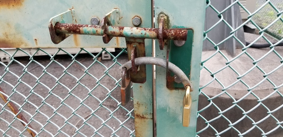 東京電力の送電線鉄塔にau基地局ついてたけど その柵の鍵が頭よかった これなら東京電力とauの間で鍵の貸し借りしなくても両社独自の鍵で開けられるし すばらしいな 