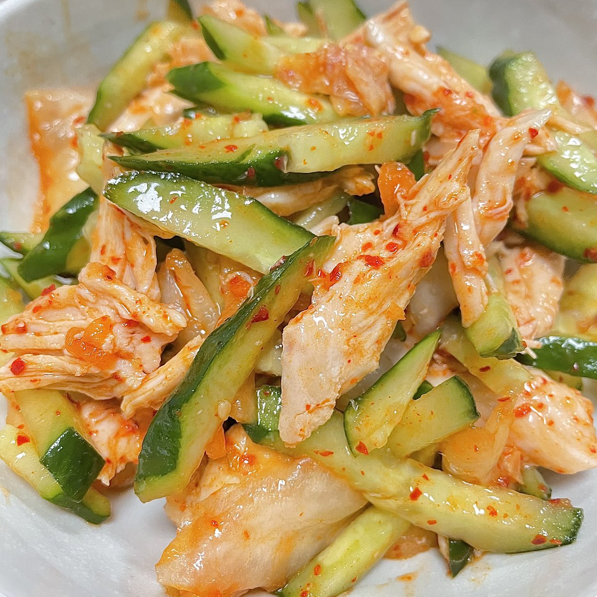 12kg減量した時によく食べていた 食べて痩せる🔥ささみきゅうりレシピ◎  ①キムチ30gに 湯がいてほぐしたささみ2本と 細切りしたきゅうり1本入れて混ぜる  ②ごま油小さじ1/2と 醤油小さじ1 鶏がらスープ(顆粒) 小さじ1 を①に入れてあえる  ③お好みで胡麻を入れて完成