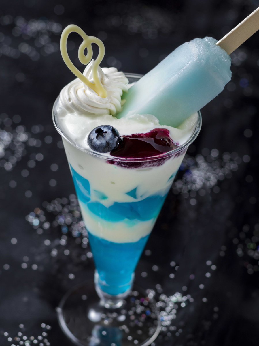 本日 3月26日(火)より「#キングダムハーツ」テーマの特別メニューがディズニーアンバサダー®ホテルで販売開始🗝️ 『KH3D』のキービジュアルをモチーフにしたスペシャルケーキセットなど3種類が楽しめます🍴 6月13日(木)までの期間限定です