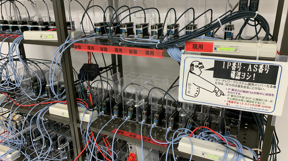 安価な Raspberry Pi 4 が IPA 内に大量に並べられており、1 ユーザーあたりわずか月額 5 円のコストで、高速・低遅延のテレワーク通信の中継を実現しています