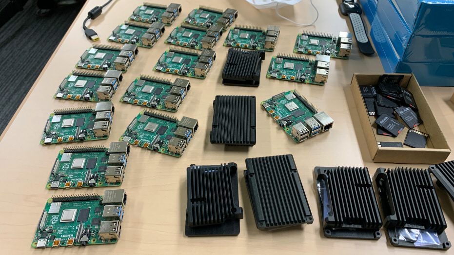 安価な Raspberry Pi 4 が IPA 内に大量に並べられており、1 ユーザーあたりわずか月額 5 円のコストで、高速・低遅延のテレワーク通信の中継を実現しています