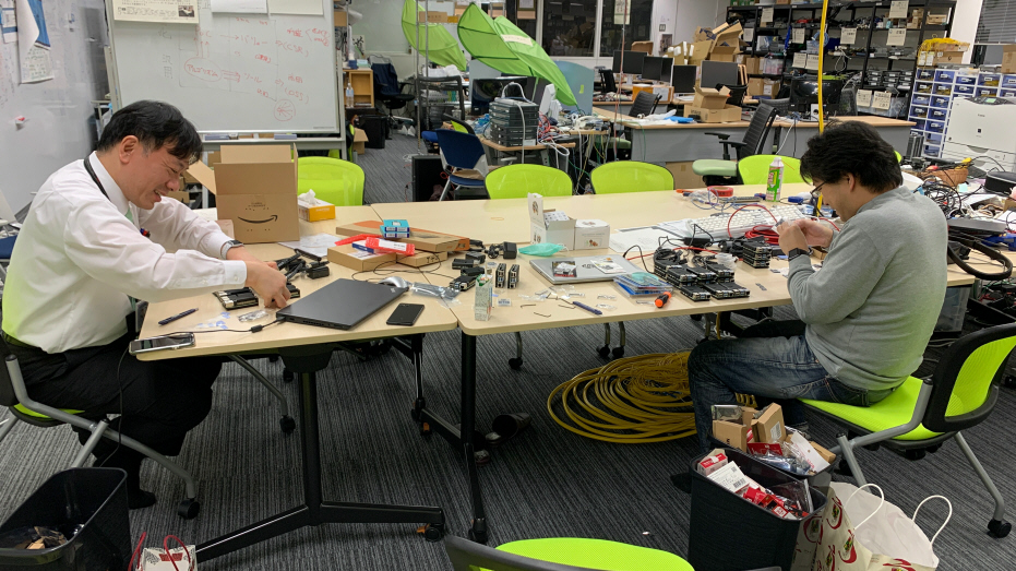 安価な Raspberry Pi 4 が IPA 内に大量に並べられており、1 ユーザーあたりわずか月額 5 円のコストで、高速・低遅延のテレワーク通信の中継を実現しています