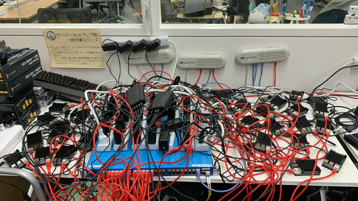 安価な Raspberry Pi 4 が IPA 内に大量に並べられており、1 ユーザーあたりわずか月額 5 円のコストで、高速・低遅延のテレワーク通信の中継を実現しています