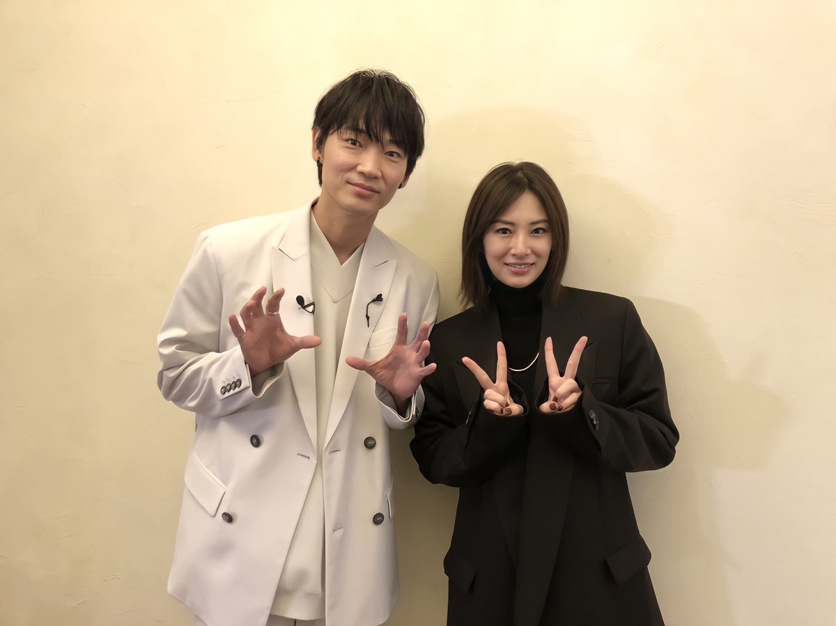 \ いよいよ本日🏴/ 本日19時からは完成報告イベント✨ スタンバイ中の #綾野剛 さん&#北川景子 さんより写真が到着📸 イベントは生配信でもご覧いただけます📲 ✅YouTube▶︎ ✅LINE▶︎ ✅公式Twitter #Periscope #ドクターデス の遺産💀