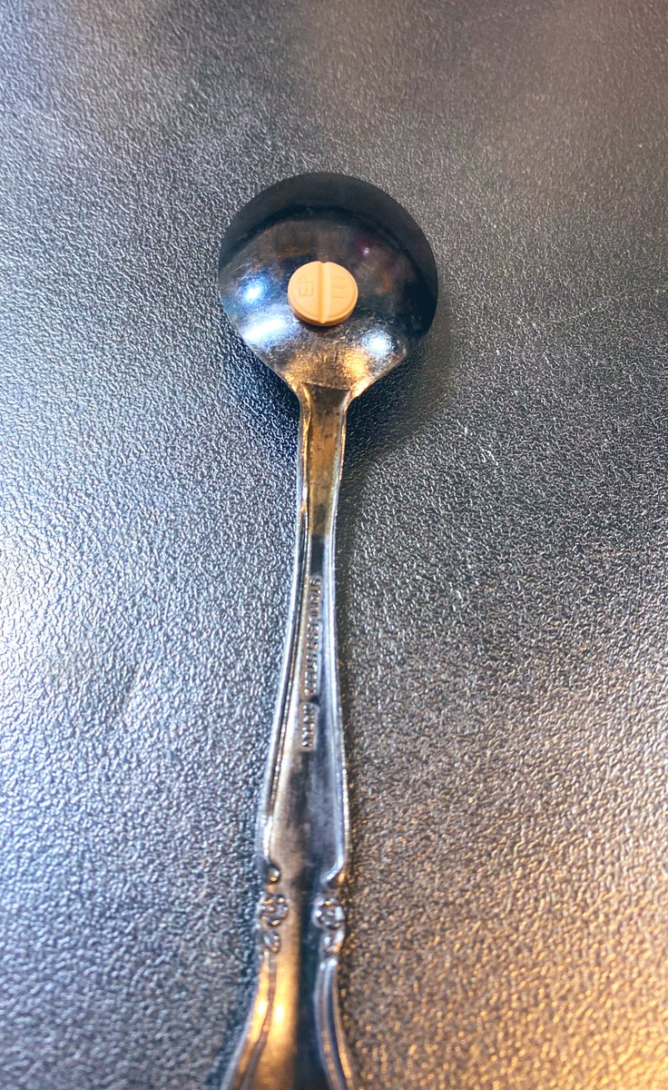 錠剤の薬を半分に割りたい時は 薬をスプーンの背に乗せ 両側からグッと指で押すとキレイに割れると 薬剤師さんが教えてくれました  今までは包丁でゴギッとやって ひび割れた片方（Lemonみたいに言うな）がビュンとどっかにロストしていたのです でも今日から気持ちよく簡単に割れる