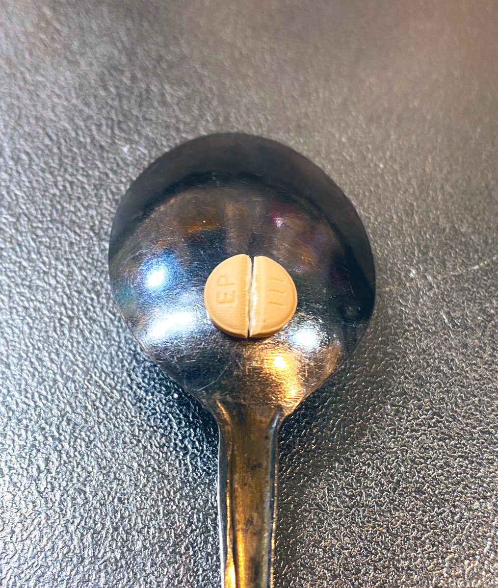 錠剤の薬を半分に割りたい時は 薬をスプーンの背に乗せ 両側からグッと指で押すとキレイに割れると 薬剤師さんが教えてくれました  今までは包丁でゴギッとやって ひび割れた片方（Lemonみたいに言うな）がビュンとどっかにロストしていたのです でも今日から気持ちよく簡単に割れる