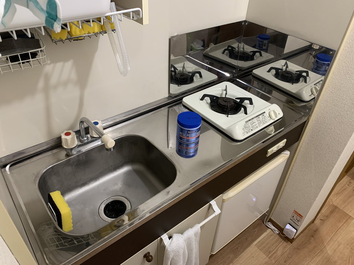 ブルーマジック、適当に塗って擦っただけで鏡面になるのバグだろ(シンクの中が元の状態) 