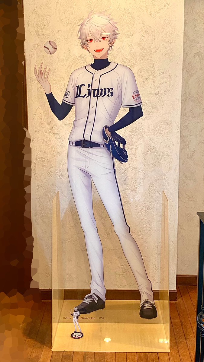  サイズ比較に普通のくじの方のアクスタ置いときますね😇 並べるとデカすぎて綺麗に収めて撮れるスペースない 