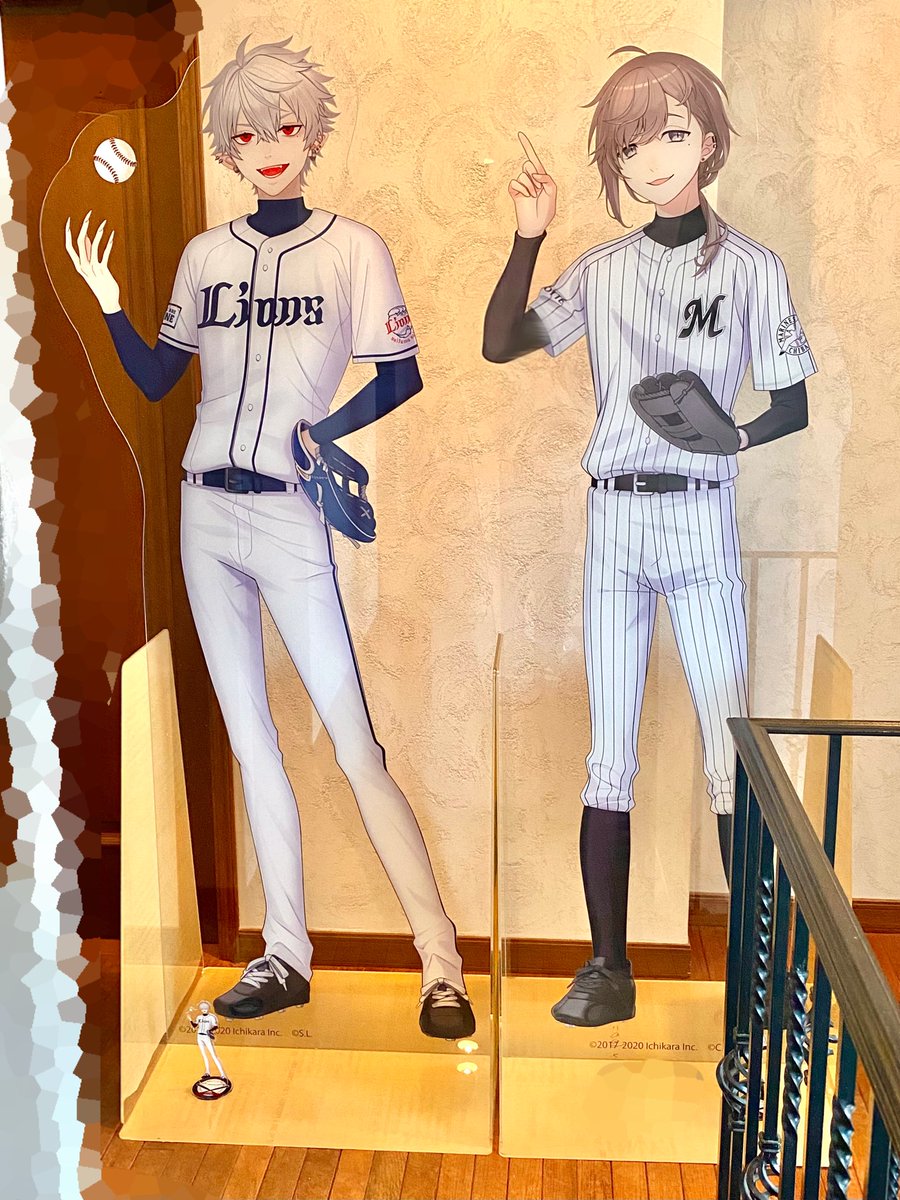  サイズ比較に普通のくじの方のアクスタ置いときますね😇 並べるとデカすぎて綺麗に収めて撮れるスペースない 