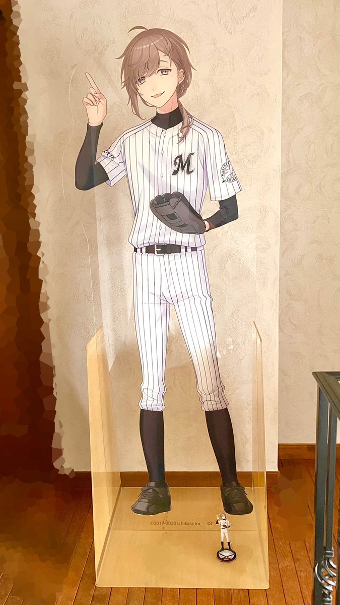  サイズ比較に普通のくじの方のアクスタ置いときますね😇 並べるとデカすぎて綺麗に収めて撮れるスペースない 