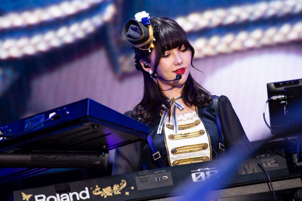 【写真追加】Roselia富士急ハイランドにペンライトと花火が青薔薇のごとく咲き乱れる