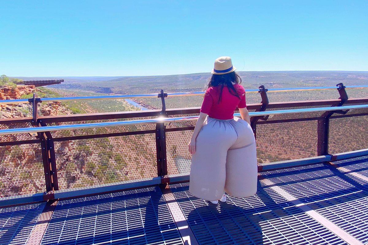 Kalbarri 西オーストラリア  ユニクロで買った『スカート風お洒落パンツ』を履いてスカイウォークからの景色を楽しんでいたら、風でパンツが膨らみジブリの一コマのような姿に