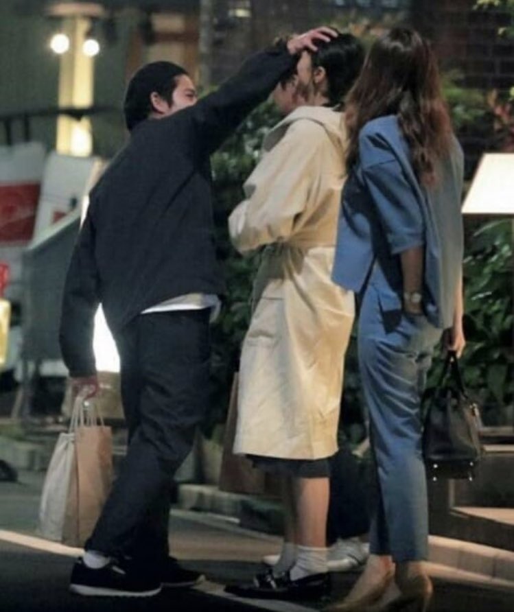 東出昌大の不倫が発覚したことによって私的には榮倉奈々ちゃんを大事にしてる賀来賢人の好感度上がりまくりなんだが