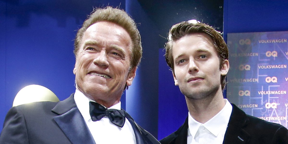 アーノルド・シュワルツェネッガー、息子のパトリック・シュワルツェネッガーに、いつも家で部屋から出ていく時に「アイル・ビー・バック」って言って、家族から「父さんもういいよ…」ってうんざりされていることを暴露されてて笑った サービス精神なんだよきっと