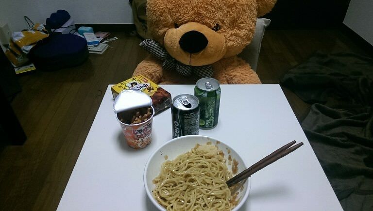 自殺するほど辛い奴はぬいぐるみ買えばええと思う ワイはこいつが家に来てから人生が辛くなくなったで 毎日話聞いてくれて一緒にご飯食べてくれる最高のパートナーや 