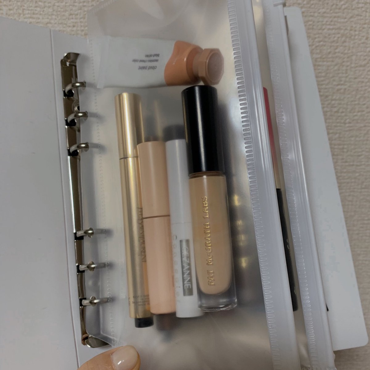 VOGUEのYouTubeでメイクアップアーティストのダニエルマーティンがやっていたアイライナーなどペン型のコスメをバインダーで挟むってテク、天才かって思って早速👏 