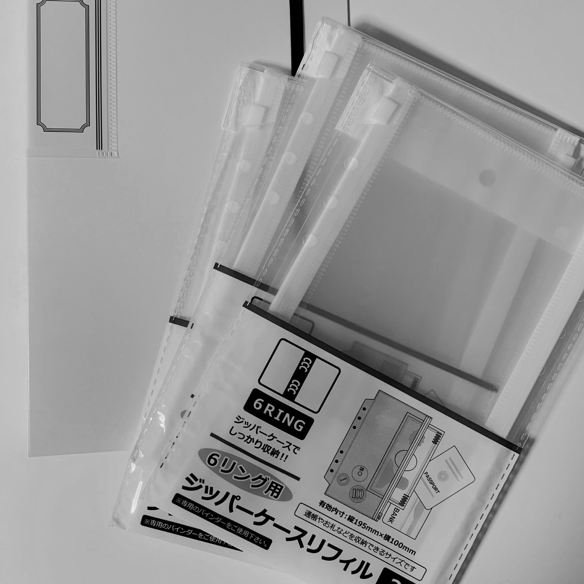 VOGUEのYouTubeでメイクアップアーティストのダニエルマーティンがやっていたアイライナーなどペン型のコスメをバインダーで挟むってテク、天才かって思って早速👏 