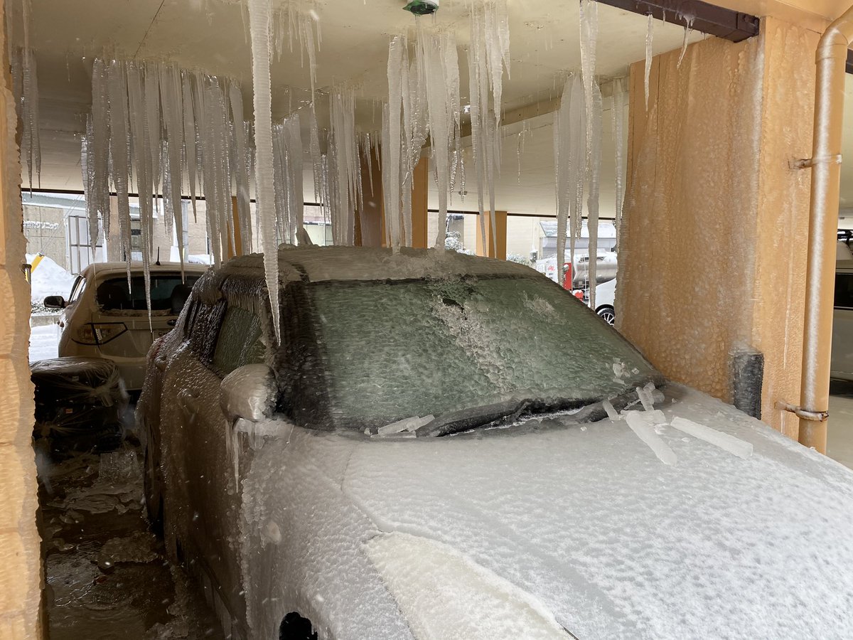 出勤したら駐車場が凍ってた。 水道管破裂するとこうなる。 
