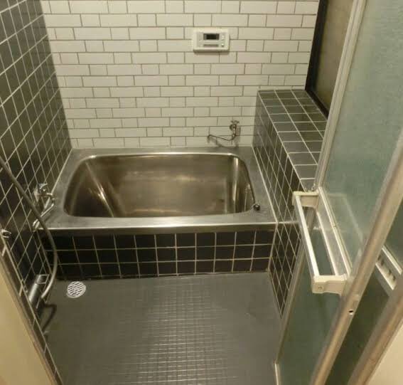 こういう感じのお風呂場のタイルがめちゃくちゃ苦手なんやけど分かる人おらんかな どんだけ綺麗にしとっても、なんか綺麗じゃないような気がしてしまう プールとかのタイルもそうやった