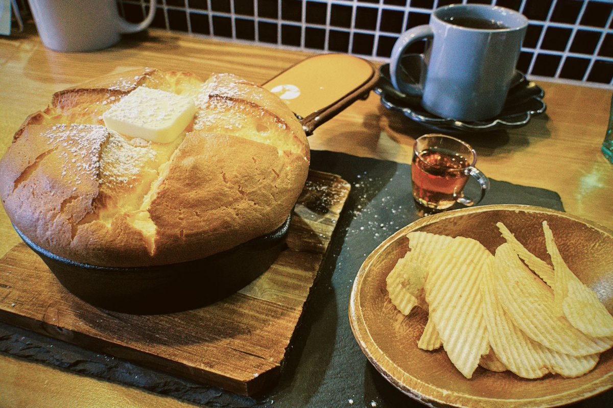 最近カフェ営業をはじめた居酒屋さんでホットケーキを試しに頼んだらとんでもないのが出てきた うっそだろ…気軽に振ったらホームラン打った心地だ… 