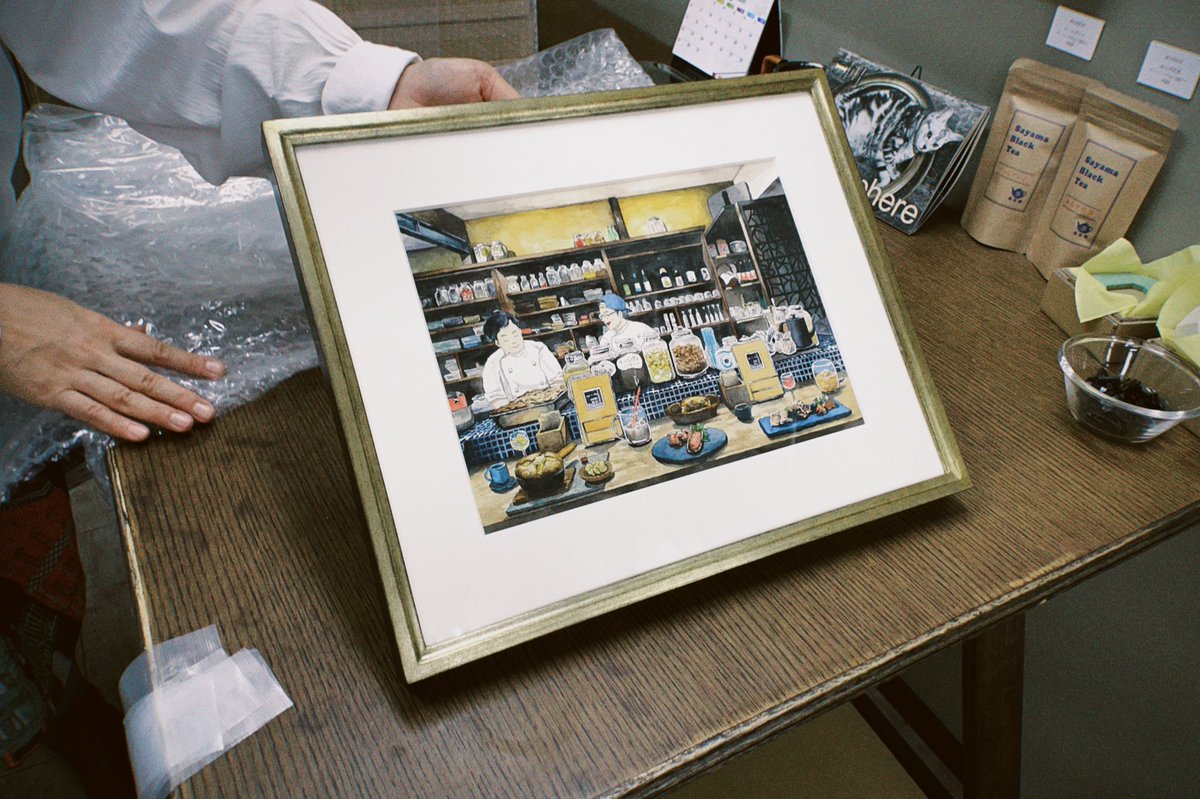 それにしても、ふらっと入った居酒屋のホットケーキが美味しかったってツイートしたらバズって、人気ですぎて期間限定のホットケーキが定番メニューになって、お店さんからお礼と絵のお仕事をいただいて、お店の一番良いところに絵を飾っていただくなんて予想もしなかったよ… Twitterてすげえや… 