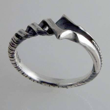 20代の時、いくら私がオタクだといっても初めて彼氏からもらったサプライズの指輪が、4℃でもageteでもなくロンギヌスの槍だったのは今思い出しても涙が出てくる