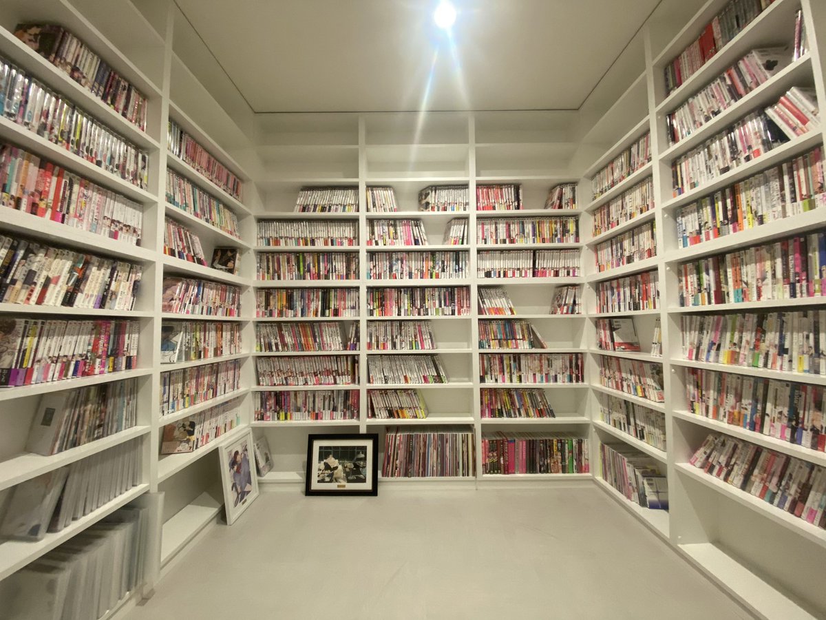 私のBL漫画部屋が完成😍まだまだ買えるね😚 