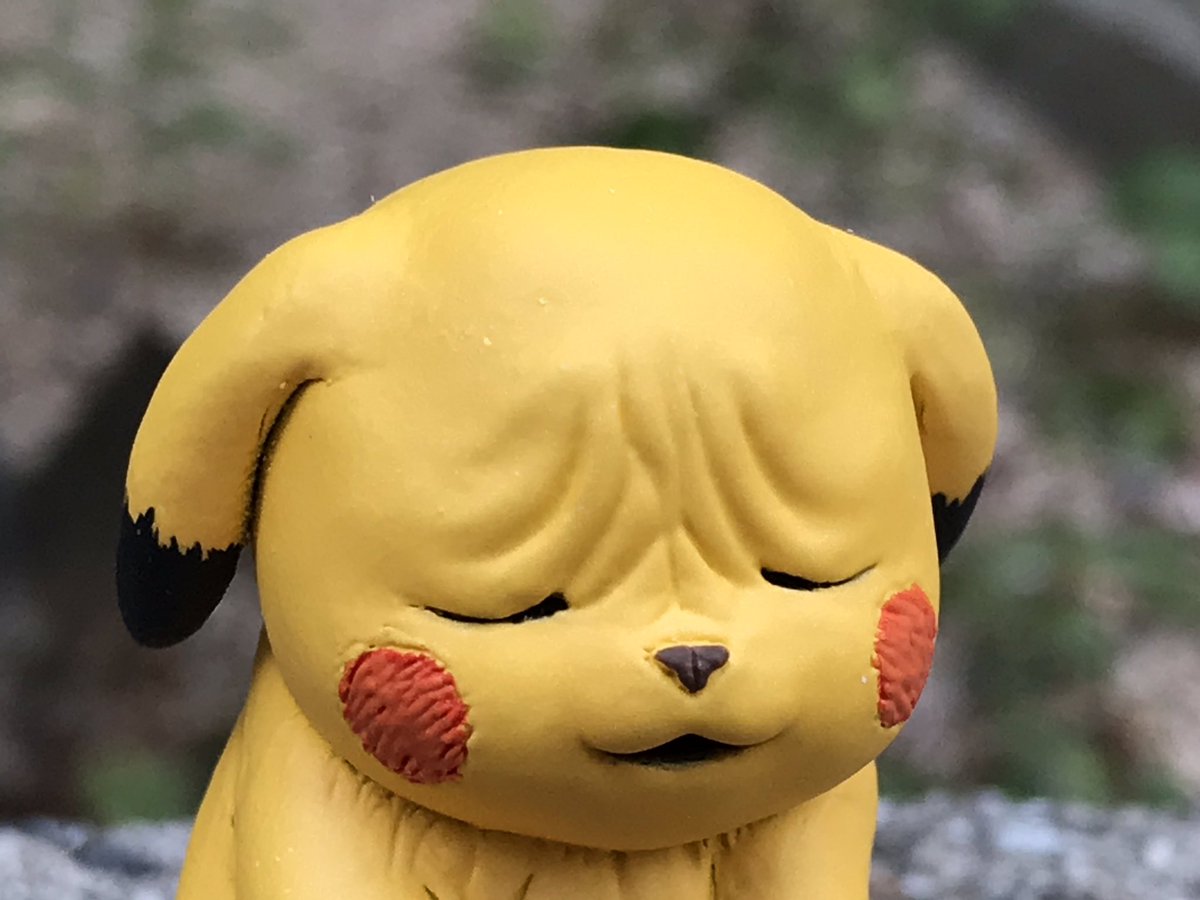 この前の粘土で作った名探偵ピカチュウのしわしわピカチュウに色を塗ってみた