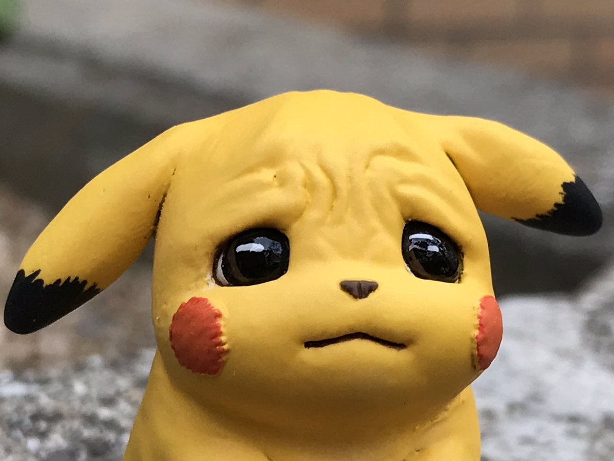 この前の粘土で作った名探偵ピカチュウのしわしわピカチュウに色を塗ってみた