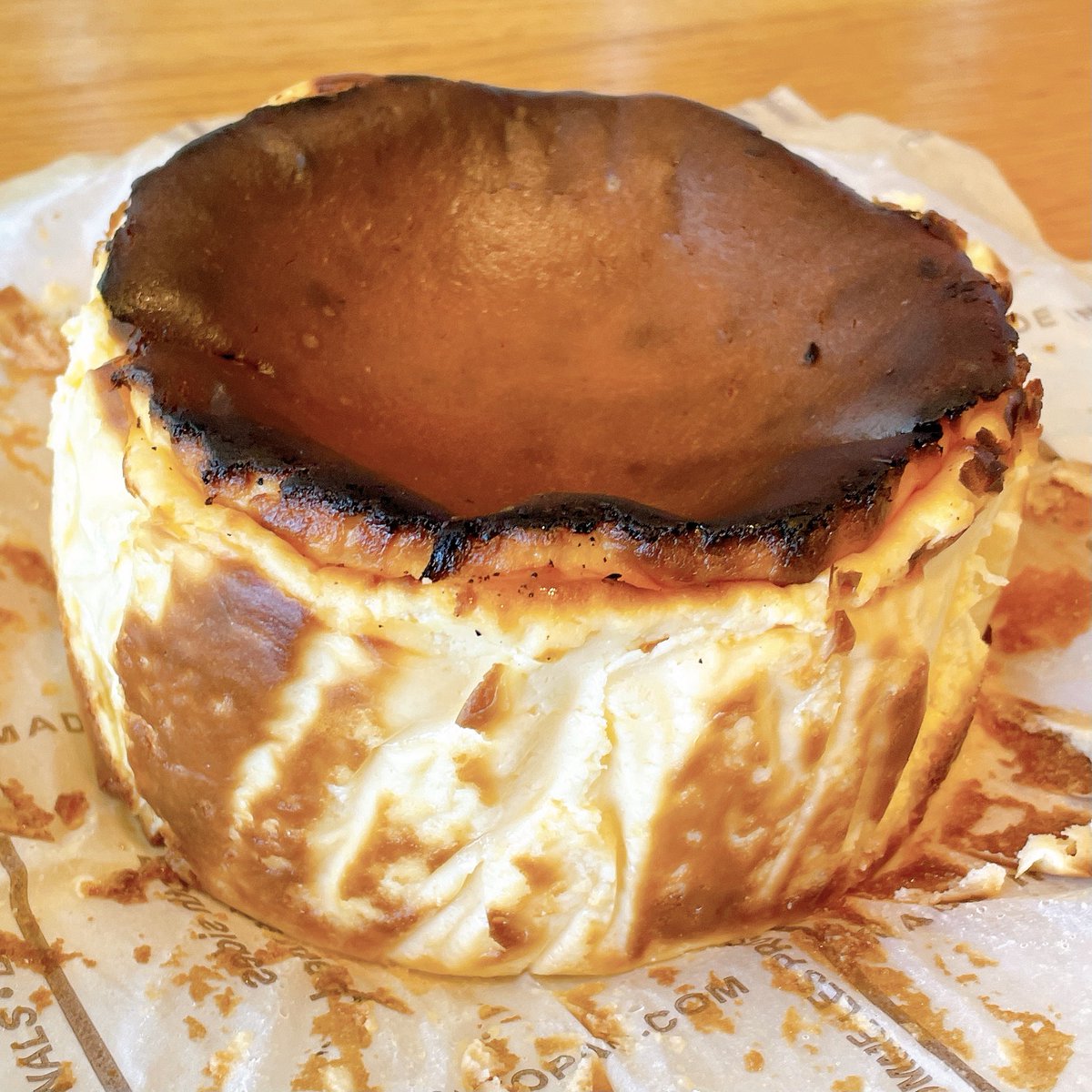  外はこんがり＆中はとろとろの絶妙な仕上がりは健在で、これをおうちでも楽しめちゃうのは神がかってる… しかも、1ホールで税込2500円だから手土産にも良さげ