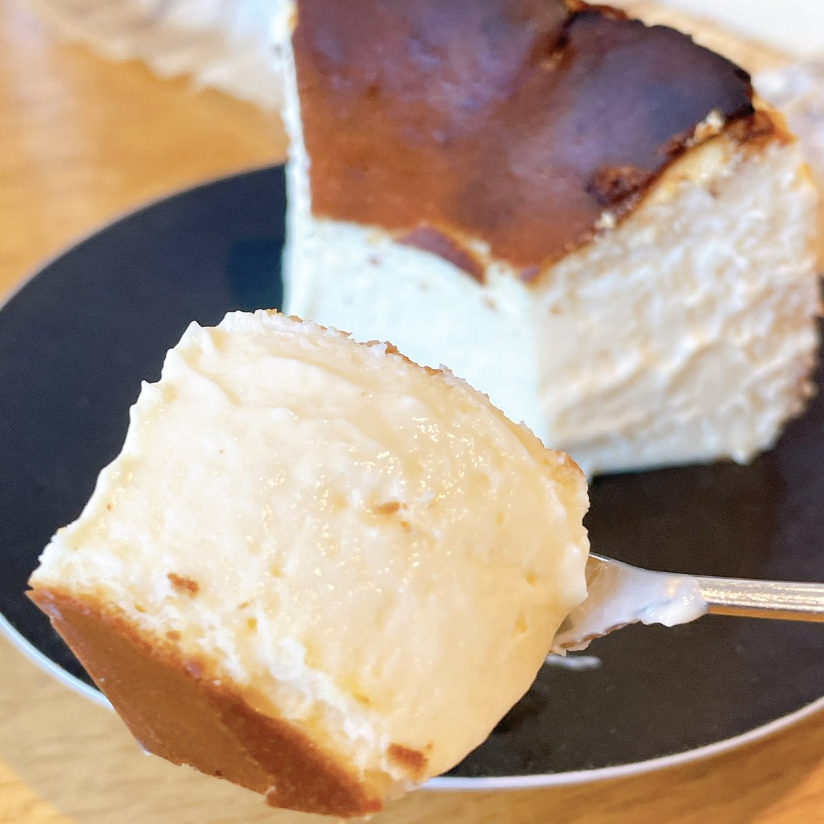  外はこんがり＆中はとろとろの絶妙な仕上がりは健在で、これをおうちでも楽しめちゃうのは神がかってる… しかも、1ホールで税込2500円だから手土産にも良さげ